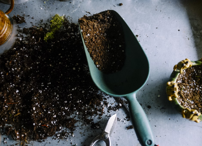 Retourner le compost : comment faire et pourquoi c'est important ?