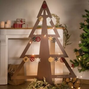 Sapin de Noël en métal avec décorations en métal