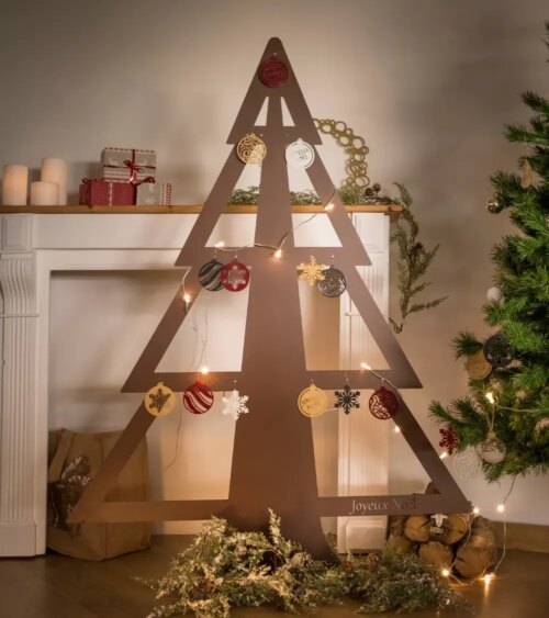 Sapin de Noël en métal avec décorations en métal